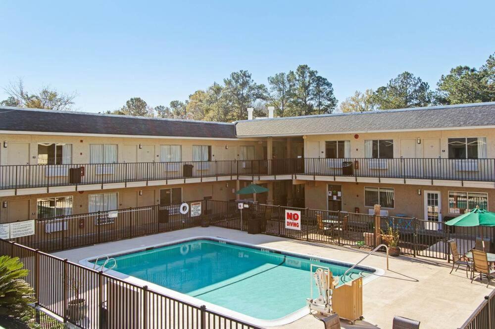 Fairbridge Inn & Suites Richmond Hill Exterior foto